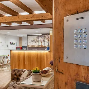https://hostal-977.top-hotels-tarragona.com